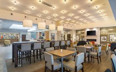 Dining and coworking area at Hampton Inn Chicago North/Loyola Station.