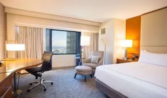 Romantic day room at Swissotel Chicago.