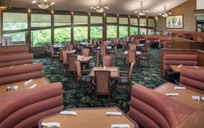 Dining area perfect for coworking at Hilton Chicago-Northbrook.