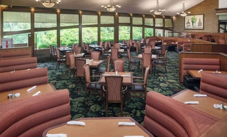 Dining area perfect for coworking at Hilton Chicago-Northbrook.