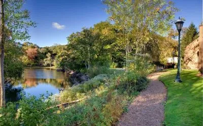 Trail by the river at Hilton Chicago-Northbrook.