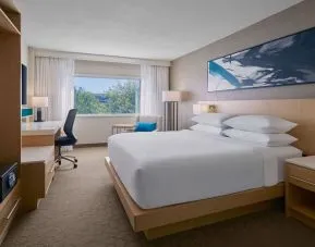 King room at Delta Hotels By Marriott Little Rock West.
