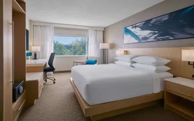 King room at Delta Hotels By Marriott Little Rock West.