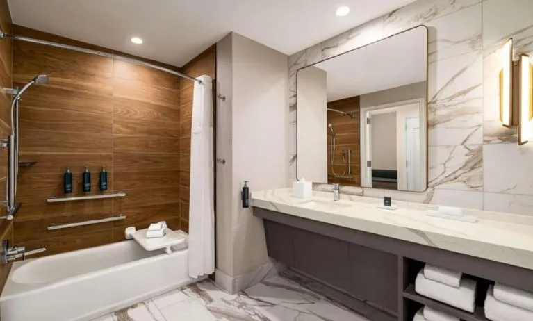 Private guest bathroom with tub at Hilton BNA Nashville Airport Terminal.
