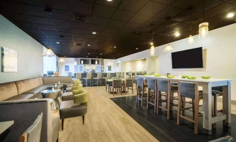 Bar and lounge area at EnVision Hotel And Conference Center Mansfield Foxboro.