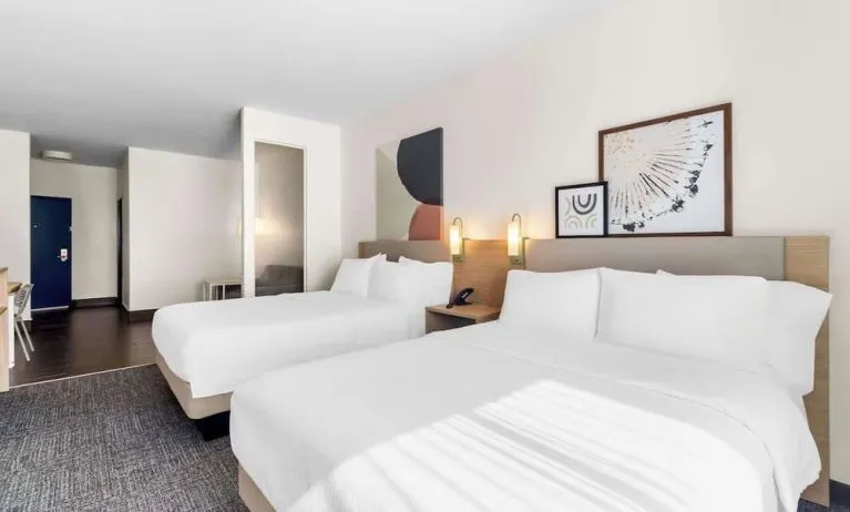Day use twin room with work desk and private bathroom at Spark By Hilton Pearland.