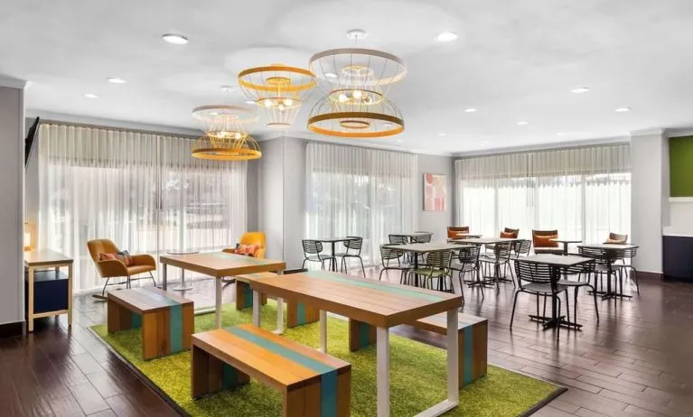 Dining area at Spark By Hilton Pearland.