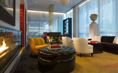 Comfortable obby lounge with fireplace at Royal Sonesta Chicago River North.