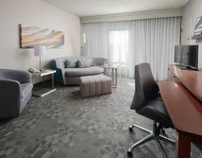 Day use suite's workspace and lounge area at Sonesta Select Dallas Central Expressway.