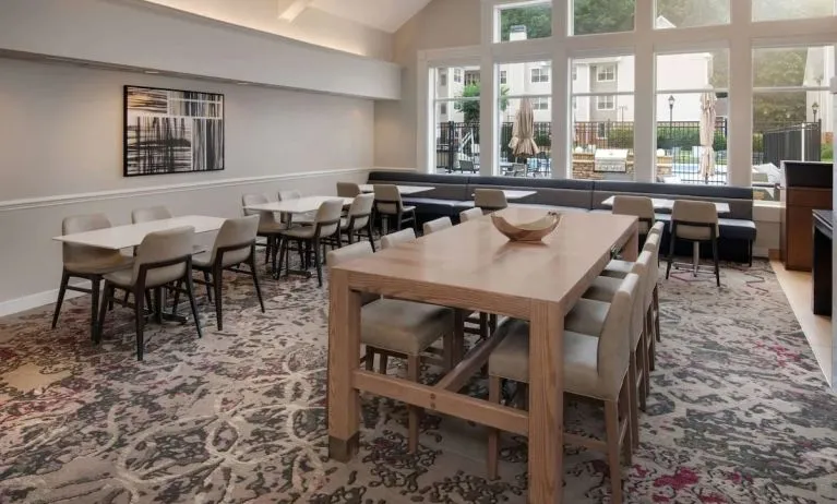 Dining area at Sonesta ES Suites Atlanta Alpharetta North Point Mall.