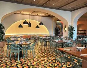 Dining area perfect for coworking at Hilton Orlando.