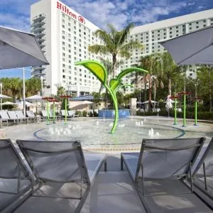 Fountain surrounded by sun loungers at Hilton Orlando.