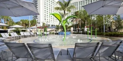 Fountain surrounded by sun loungers at Hilton Orlando.