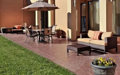 Outdoor lounge area at Sonesta Select Raleigh Durham Airport Morrisville.