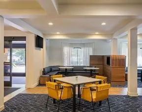 Dining area with comfortable seating at Sonesta Select Pleasant Hill.