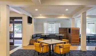 Dining area with comfortable seating at Sonesta Select Pleasant Hill.