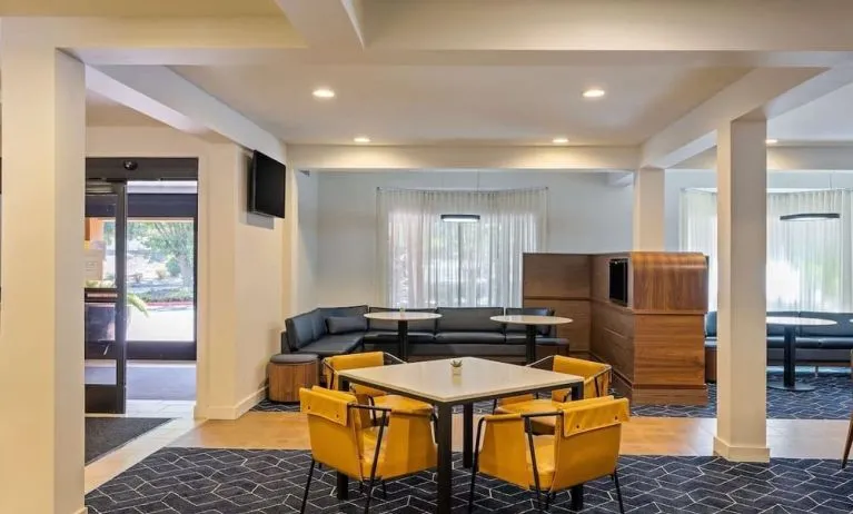 Dining area with comfortable seating at Sonesta Select Pleasant Hill.