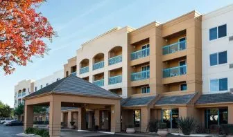 Exterior view and parking area at Sonesta Select Pleasant Hill.