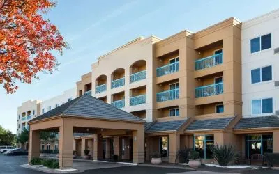 Exterior view and parking area at Sonesta Select Pleasant Hill.
