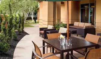 Outdoor seating area at Sonesta Select Pleasant Hill.