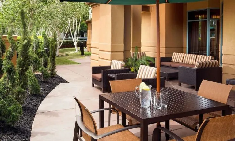 Outdoor seating area at Sonesta Select Pleasant Hill.