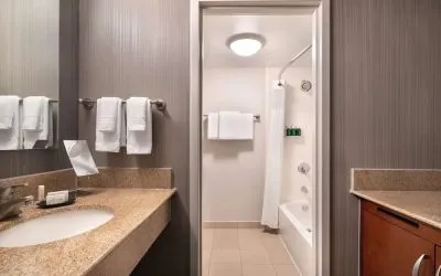 Private guest bathroom with combined shower and tub at Sonesta Select Phoenix Camelback.