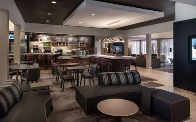 Dining area with comfortable seating, perfect for coworking at Sonesta Select Phoenix Camelback.