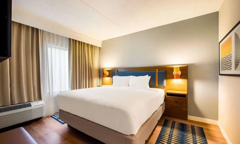 King bed at Sonesta Select Philadelphia Airport.