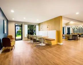 Dining area with comfortable seating, perfecto for coworking at Sonesta Select Philadelphia Airport.
