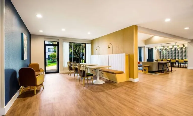 Dining area with comfortable seating, perfecto for coworking at Sonesta Select Philadelphia Airport.