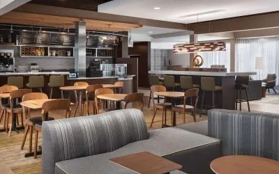 Dining area at Sonesta Select Newport Middletown.
