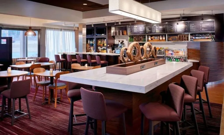 Dining area at Sonesta Select Kansas City Airport Tiffany Springs.