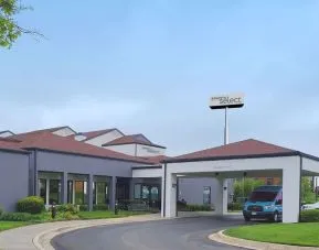 Entrance at Sonesta Select Kansas City Airport Tiffany Springs.