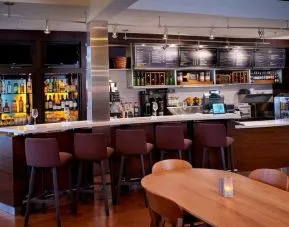 Hotel bar with lounge area at Sonesta Select Kansas City Airport Tiffany Springs.