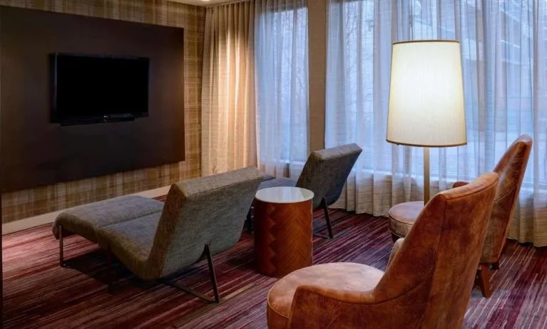 Lounge area at Sonesta Select Kansas City Airport Tiffany Springs.