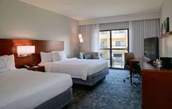 Day use twin room with work desk at Sonesta Select Kansas City South Overland Park.