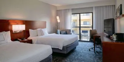 Day use twin room with work desk at Sonesta Select Kansas City South Overland Park.