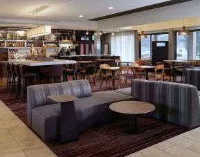 Dining area with comfortable seating at Sonesta Select Kansas City South Overland Park.