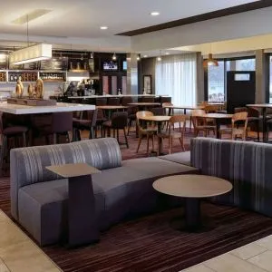 Dining area with comfortable seating at Sonesta Select Kansas City South Overland Park.