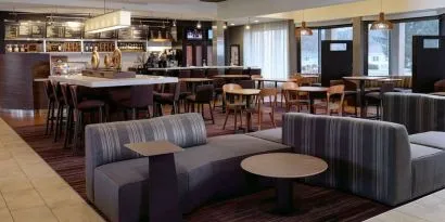 Dining area with comfortable seating at Sonesta Select Kansas City South Overland Park.