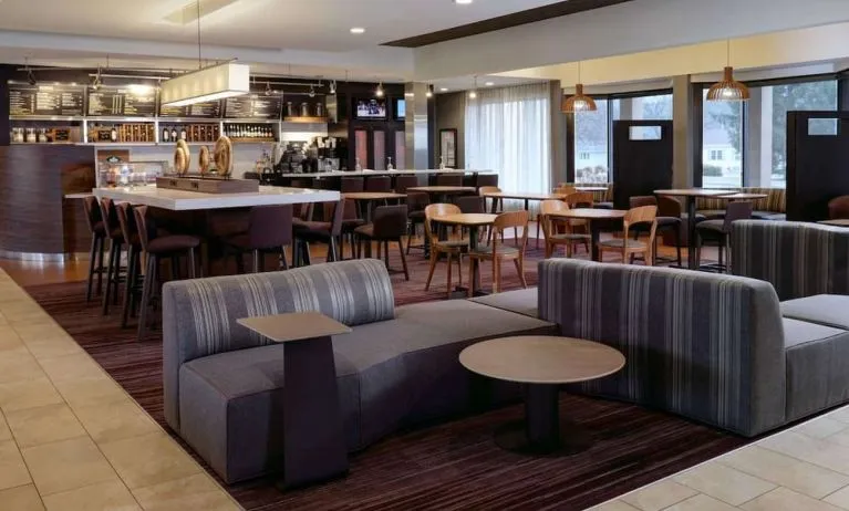Dining area with comfortable seating at Sonesta Select Kansas City South Overland Park.