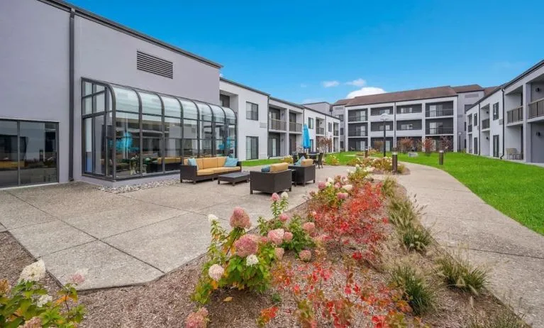 Outdoor lounge area at Sonesta Select Detroit Auburn Hills.