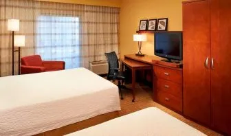 Day use twin room with work desk at Sonesta Select Detroit Auburn Hills.