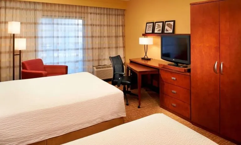 Day use twin room with work desk at Sonesta Select Detroit Auburn Hills.