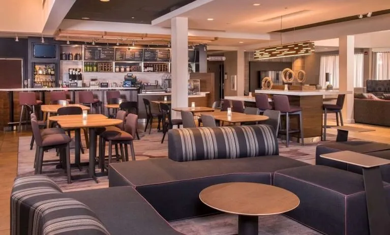 Dining area with comfortable seating, perfect for coworking at Sonesta Select Columbia.