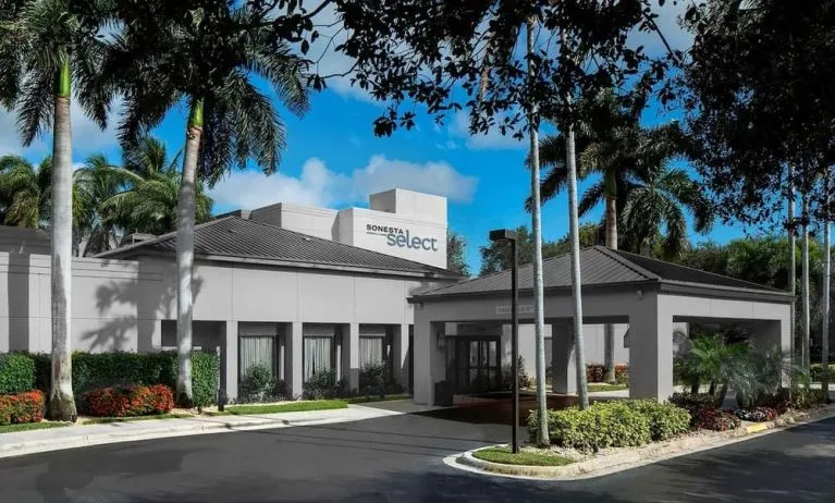 Entrance at Sonesta Select Boca Raton.