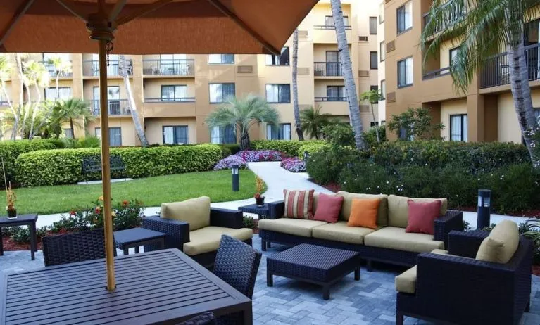 Outdoor lounge seating area at Sonesta Select Boca Raton.