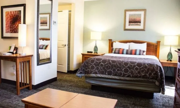 Day use room with private bathroom and lounge area at Sonesta ES Suites Dallas Las Colinas.