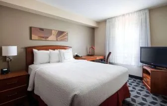 Standard day use room with TV screen and work desk at Sonesta Simply Suites Seattle Renton.