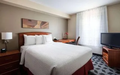 Standard day use room with TV screen and work desk at Sonesta Simply Suites Seattle Renton.